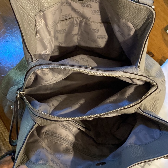 Micheal Kors Saddle Bag. MED-LARG. - Picture 3 of 8